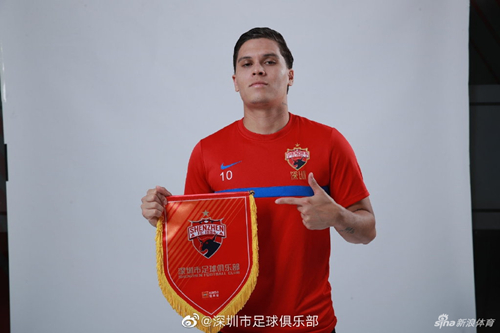 أرسين فينغر يعترف بضعف جودة ملاعب كأس العالم للأندية في أمريكا ويعد بتحسينها لـ2026