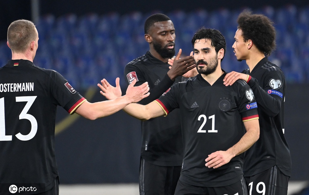 أزمة شارة القيادة تهز منتخب بلجيكا كورتوا يغادر المعسكر بعد خلاف مع المدرب